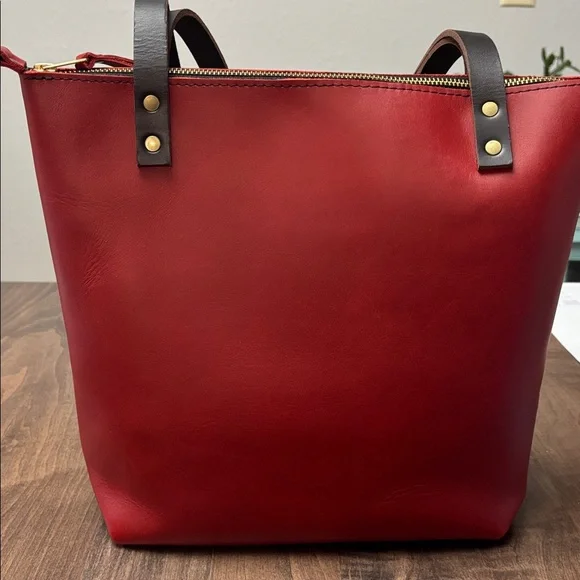 Portland Leather small Ruby tote. Zippered closure. - Picture 2 of 5